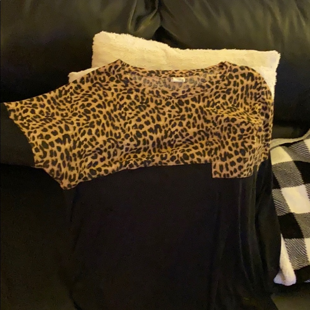 Long sleeve, loose black & cheetah top!